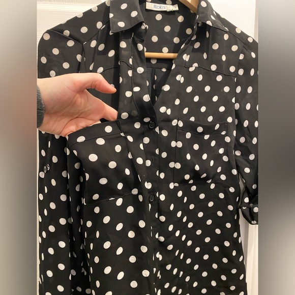Black polka dot collared button up in silky fabric- size 6 - Picture 2 of 5
